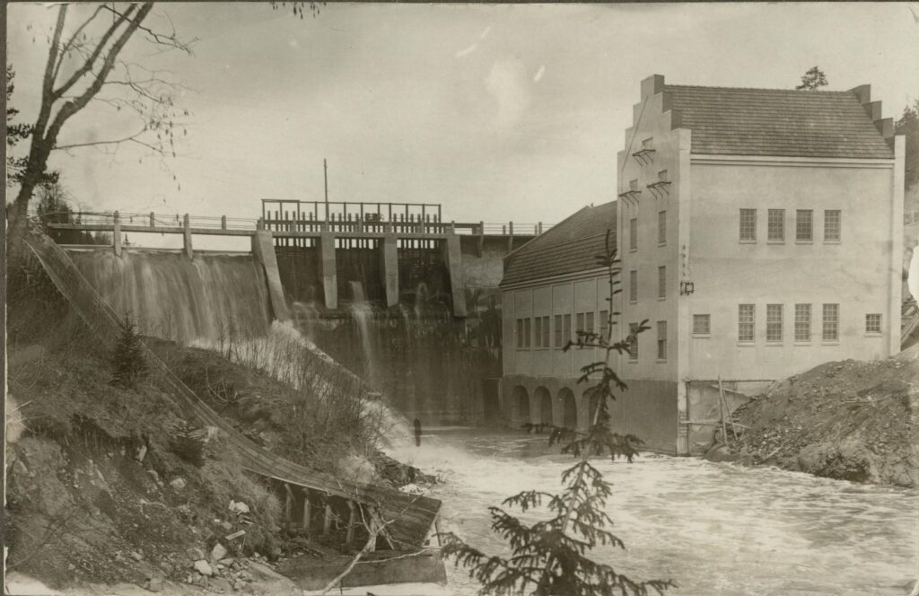 Kuvassa Juntolan vesivoimalaitos vuonna 1927. Kuvassa näkyy pato, voimalaitos ja tukkiränni.