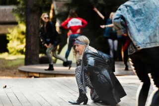 Annika Mutila Dance Schoolin tanssiesitys Museomäen esiintymislavalla. Tustalla häämöttää kotiseutumuseon riihi