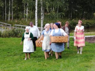 Näyttelijäryhmä Paimion Jokipuistossa 1900-luvun puolivälin asusteissa