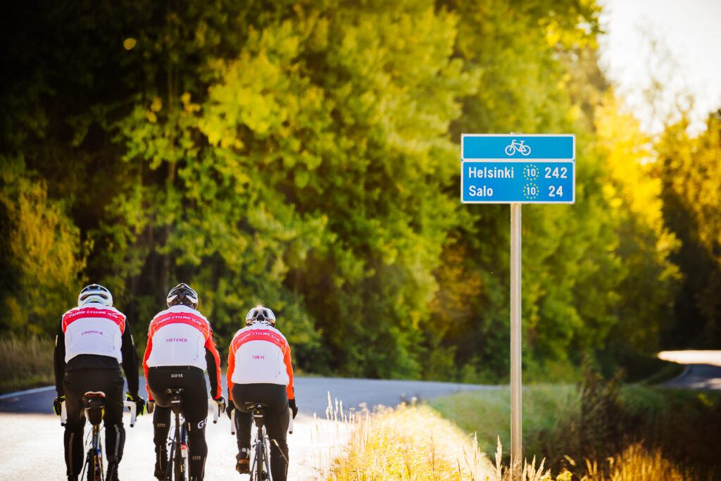 Pyöräilijöitä Kuninkaantien varrella. Kuvassa näkyy myös EuroVelo 10-reitin etäisyyskyltti.