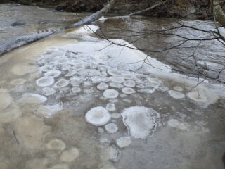 Vähäjoen jäähän on muodostunut kauniita laikkuja.