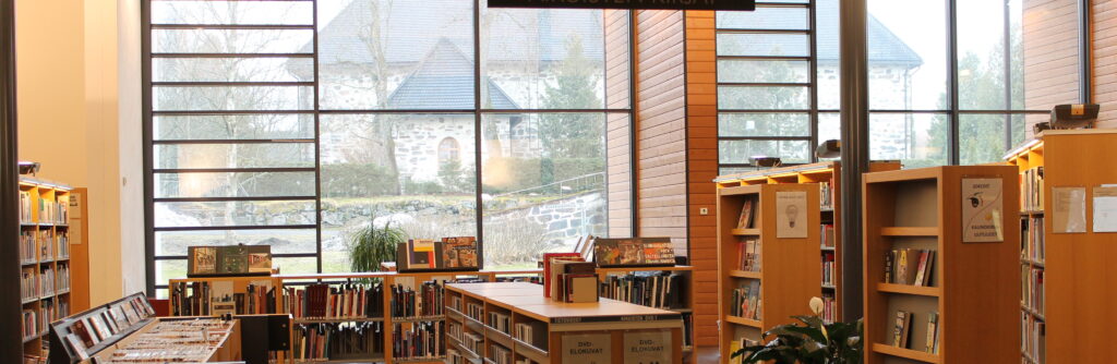 Kirjaston keskusaukio, jossa siirrettävät matalat hyllyt.