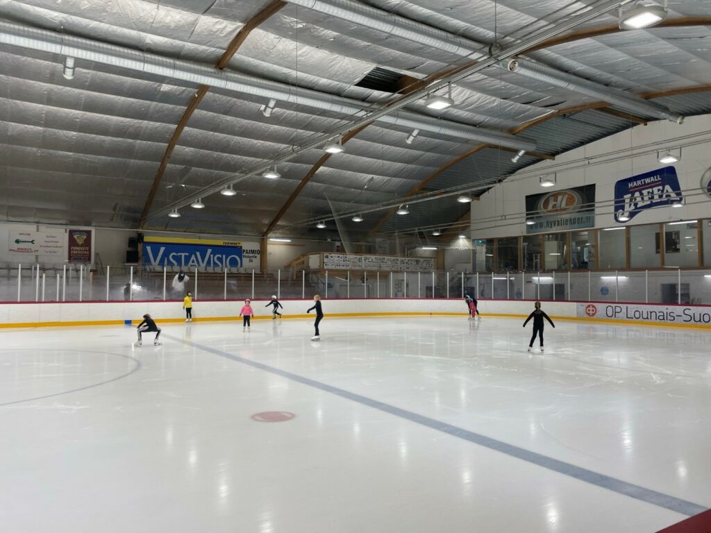 Luistelijoita jäähallissa.