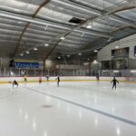 Luistelijoita jäähallissa.