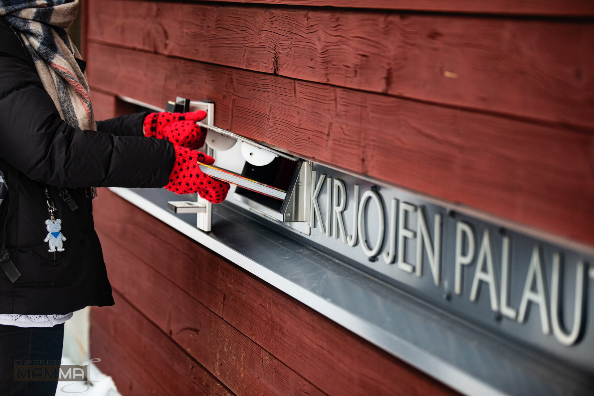 Kirjaston ulkopalautusluukku.