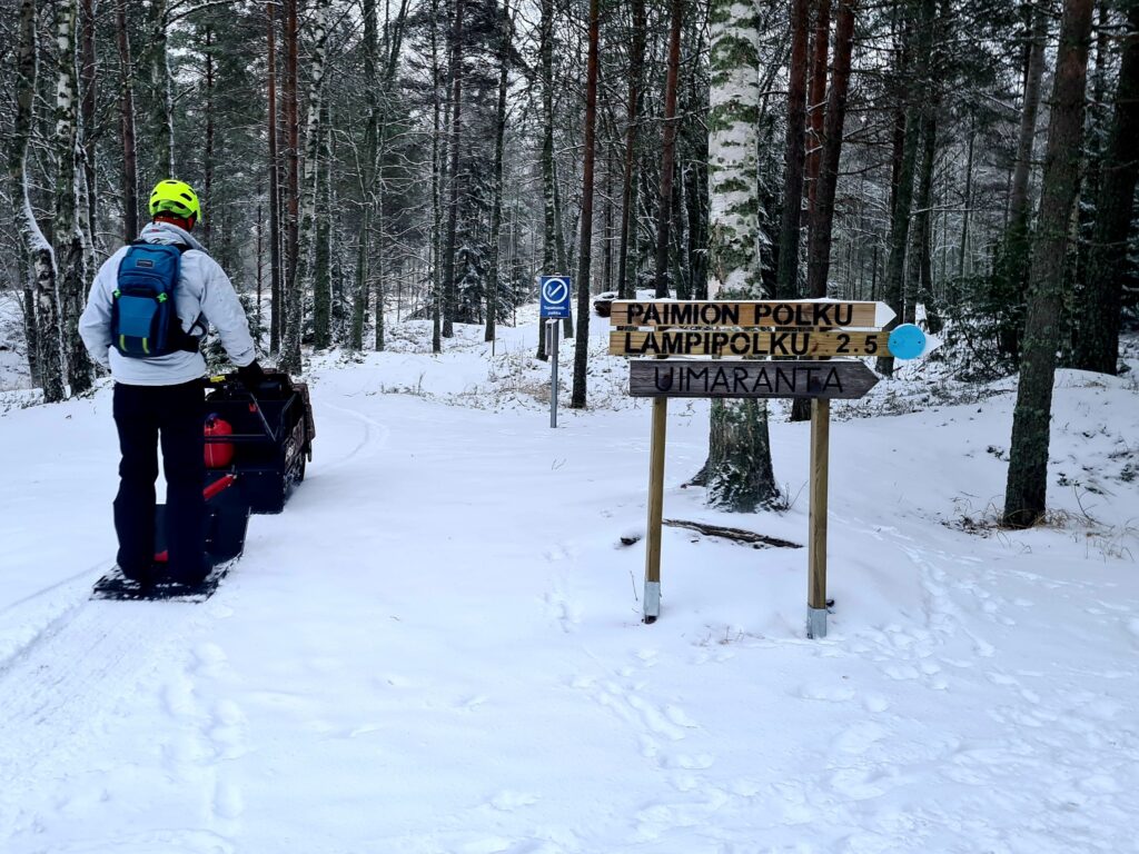 Talviaikaan Lampipolkua hoidetaan tamppaamalla Snow Dog -moottorireen avulla.