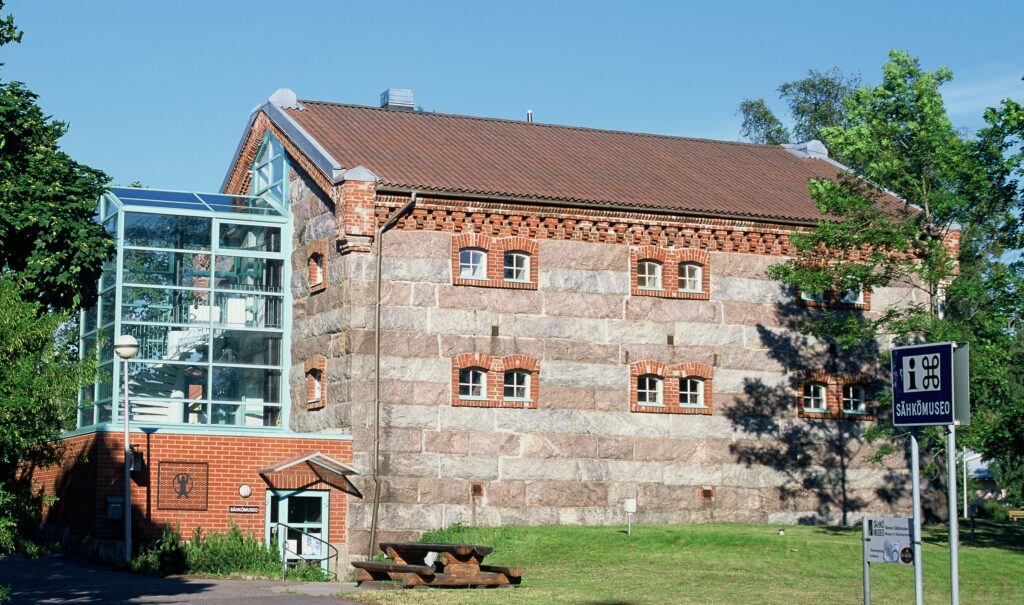 Sähkömuseo sijaitsee kolmikerroksisessa graniittikivirakennuksessa.