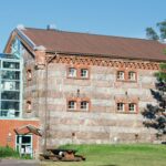 Sähkömuseo sijaitsee kolmikerroksisessa graniittikivirakennuksessa.