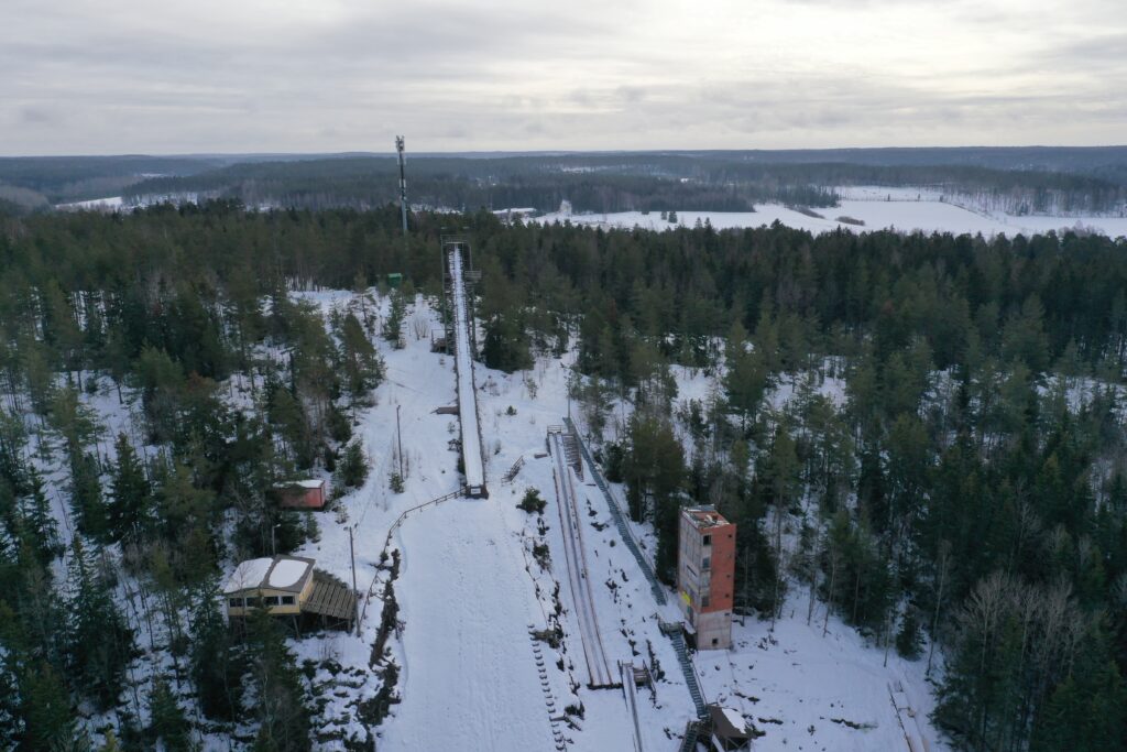 Varasvuoren mäkikeskus ilmasta kuvattuna.