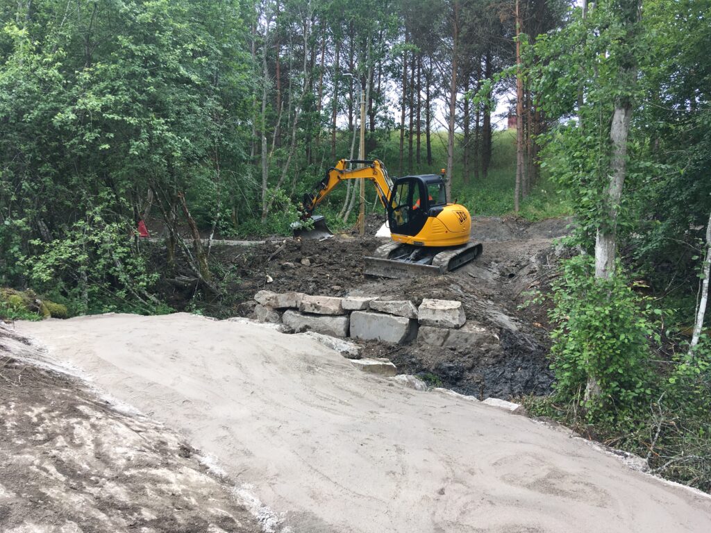 Kohisevan kohdalla pengerrettiin rinnettä graniittilohkareilla.