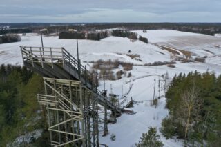 Varasvuoren hyppyrimäen mäkitorni.