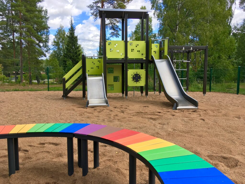 Tilhentien leikkipuisto on värikäs.