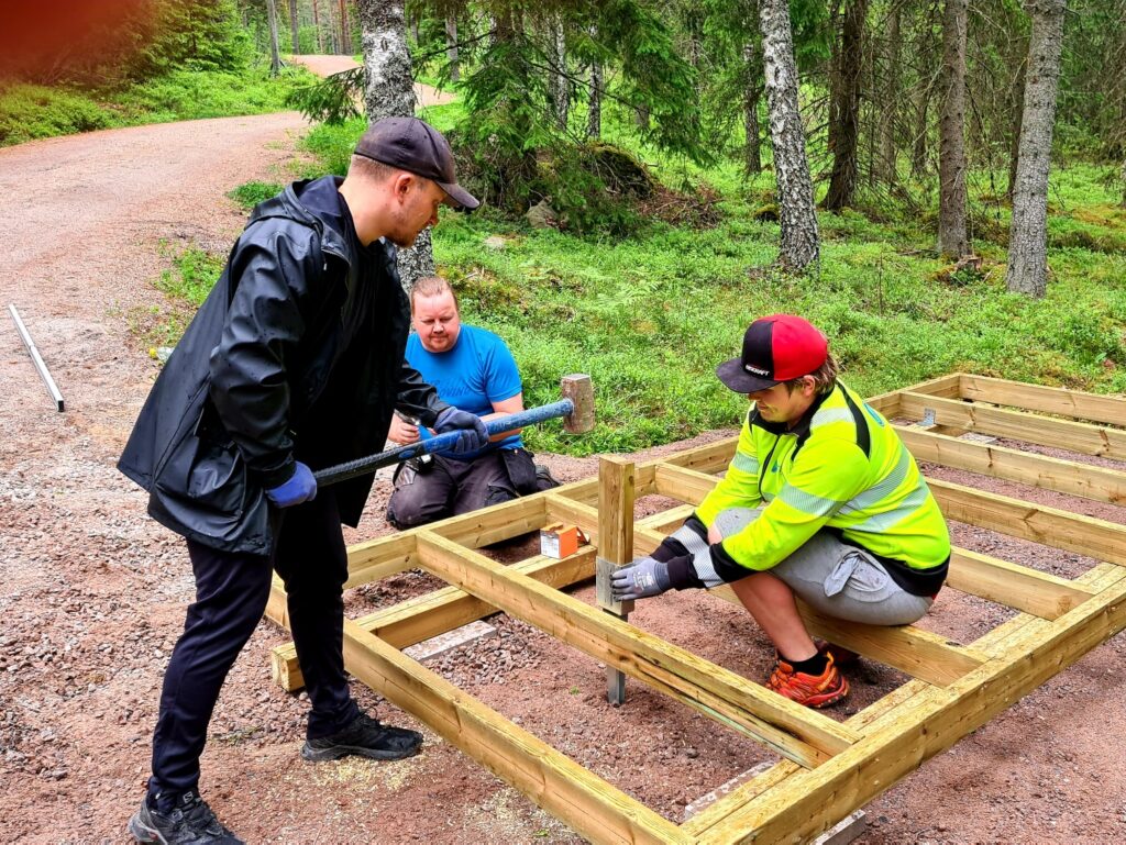 Frisbeegolfradan heittoalustojen rakentaminen käynnissä.