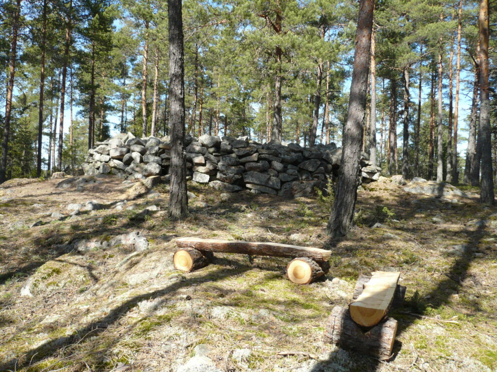 Penimäen pronssikautinen kiviröykkiö.