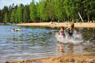 Ankkalammen maauimalassa on mukava uida. Kaksi tyttöä juoksee veteen.