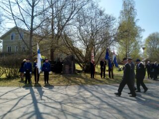 Kansallisena Veteraanipäivänä lasketaan kukkalaite Varsinias-Suomen Kansanopiston edustalla sijaitsevalle Veteraanikivelle.