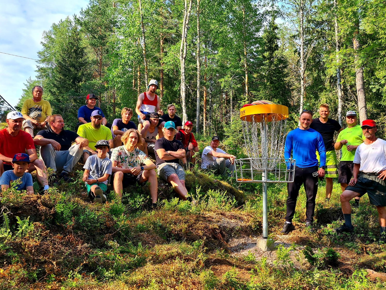 Frisbeegolfradan laajennuksen toteuttanutta talkooporukkaa