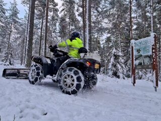 Talvikävelypolkuja aurataan mönkijän avulla.