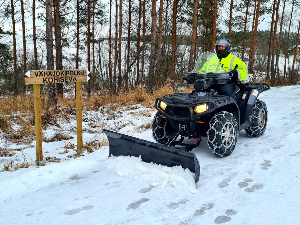 Mönkijä auraushommissa Vähäjokipolulla