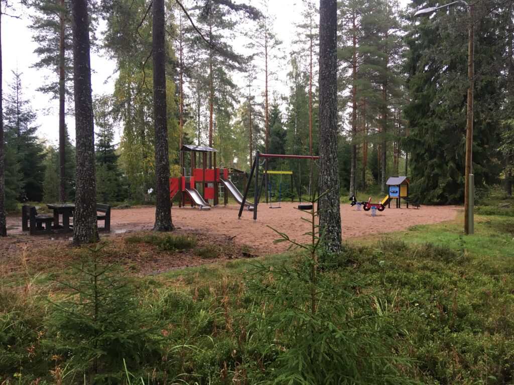 Pellervontien leikkipuisto on metsän siimeksessä.