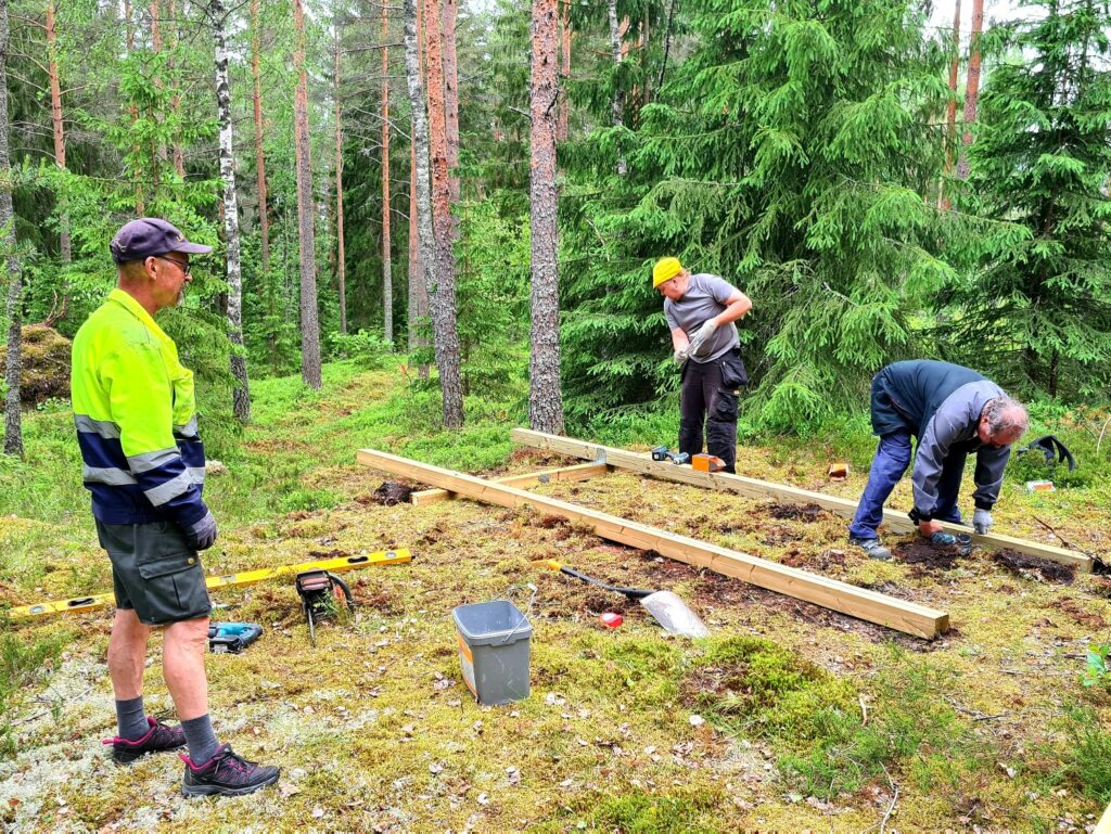 Frisbeegolfrataa rakennetaan.