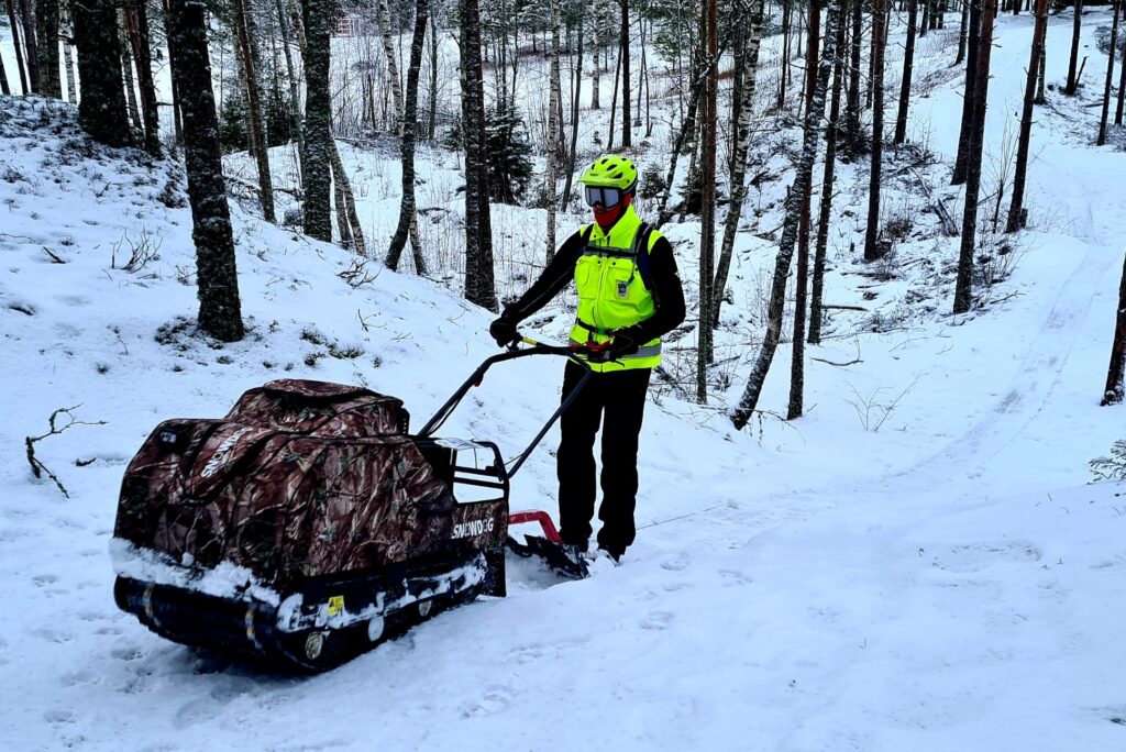 Talvipyöräilyreittejä tammpataan Snow Dog -moottorireen avulla talvisin.