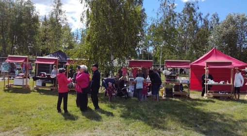 Paimion jokipuiston myyntikojuja vuodelta 2018.