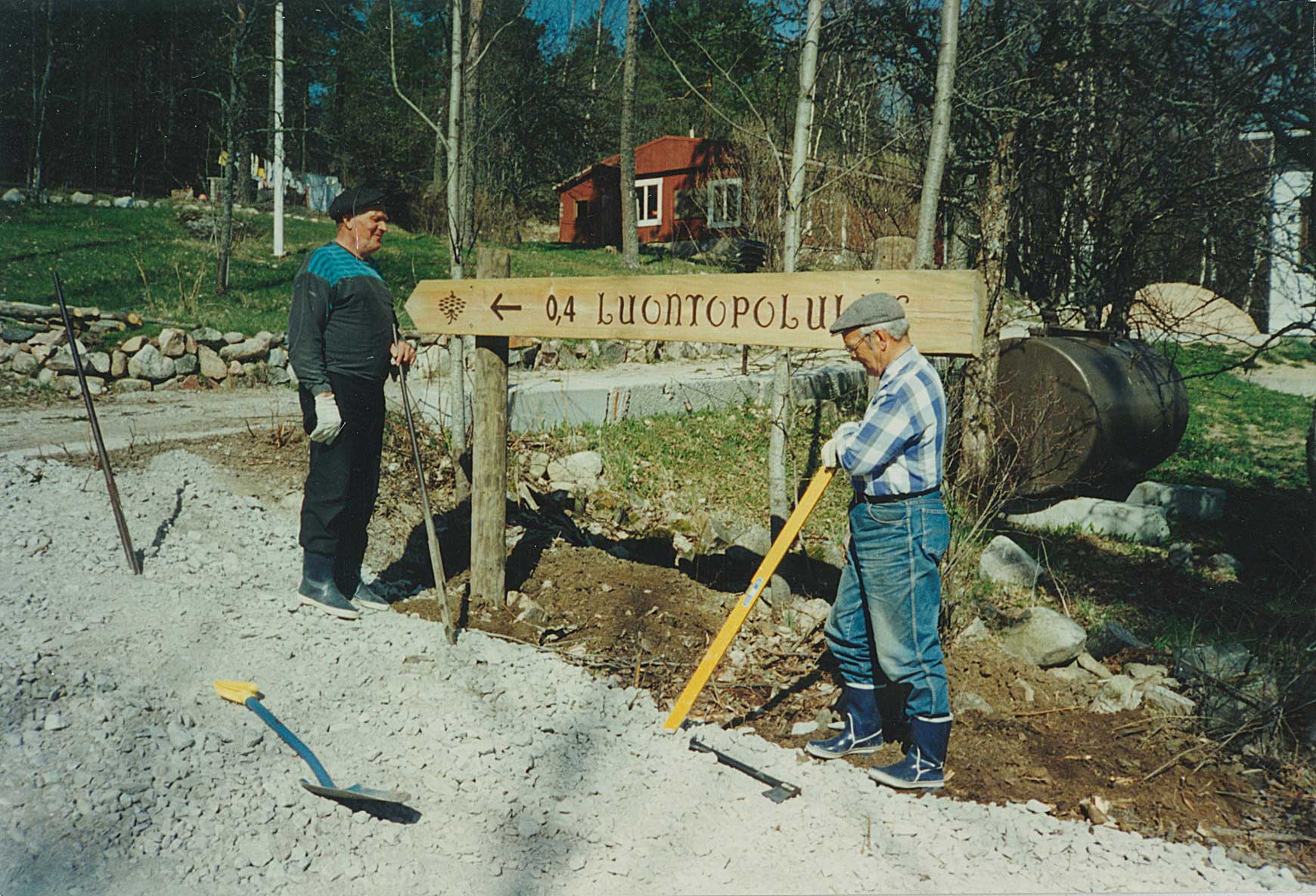 Luontopolun lähtö- ja pysäköintialueelle piti rakentaa asianmukainen tie. Opaste on jykevää tekoa.