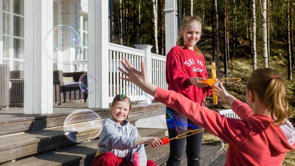 Asumisen ja ympäristön artikkelikuva, tytöt saippuakuplasilla