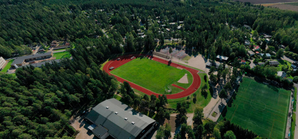Kesäisellä ilmalla otettu Ilmakuva Paimion urheilupuiston alueelta.