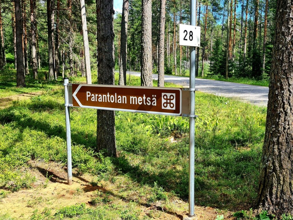 Parantolan metsän ja -polun pysäköintipaikka on osoitteessa Ruokolinnantie 28, 21540 Preitilä.