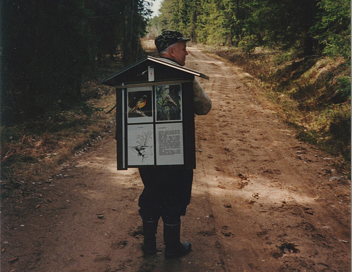 Alkuperäinen alueen linnustosta kertova opastaulu matkalla paikalleen.