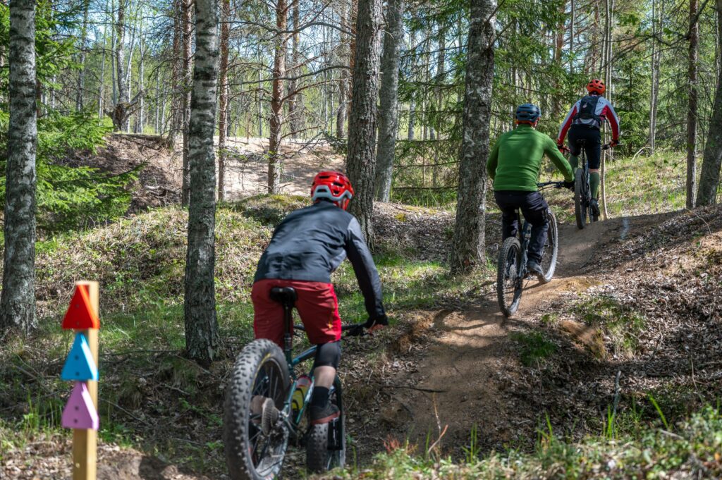 Maastopyöräilijöitä Helmi MTB -reitillä