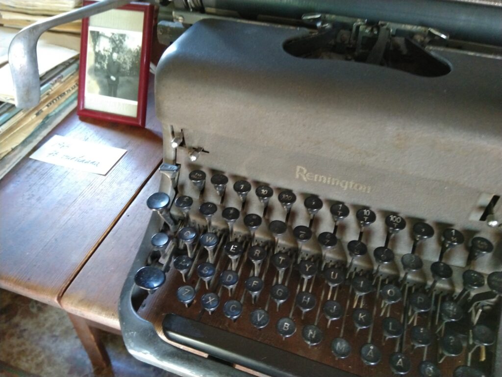 August Pyölniittu ja Remington-kirjoituskone.