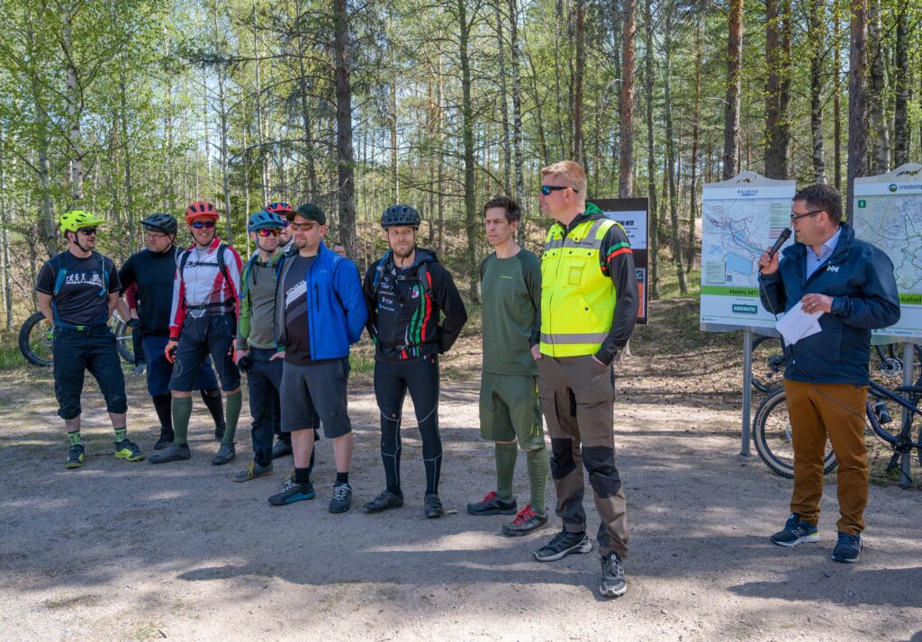 Paimion kaupunginhallituksen puheenjohtaja Markus Kaarlela muisti talkoolaisia Helmi MTB -maastopyöräilyreitin avajaisissa.