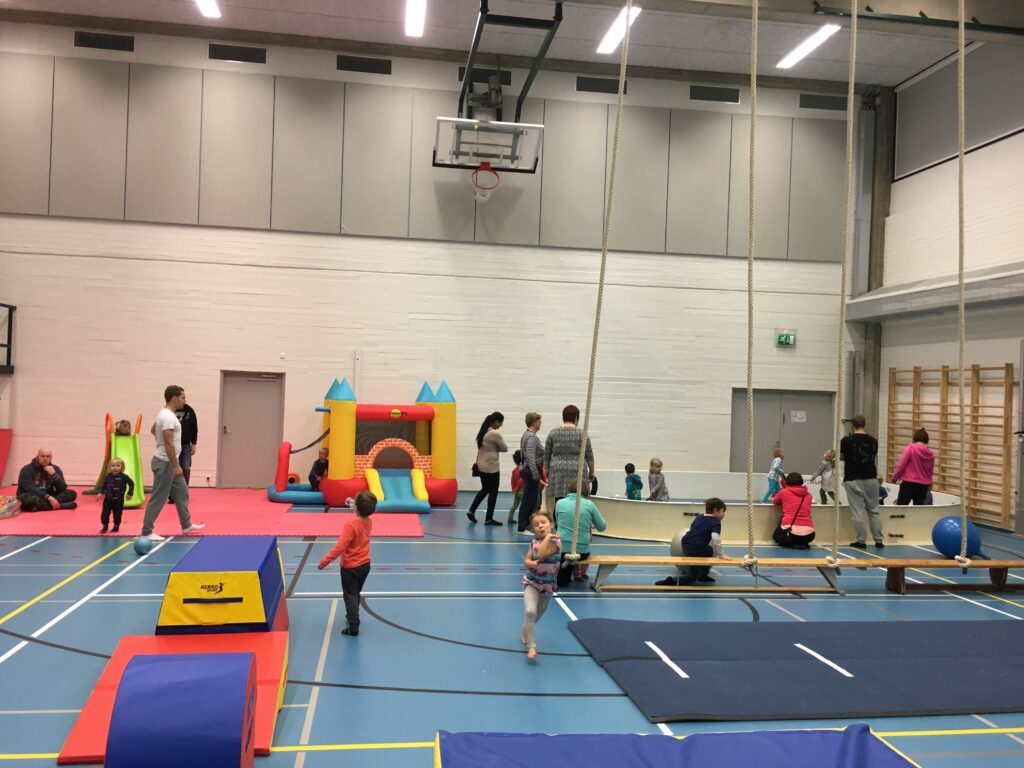 Paimion Lasten Peuhikset koulukeskuksen 1-salissa