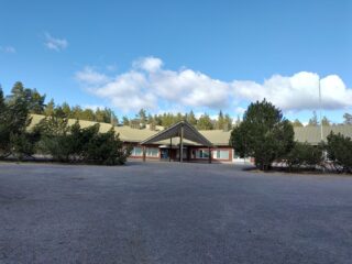 Hanhijoen koulun koulurakennus kuvattuna aurinkoisella säällä.