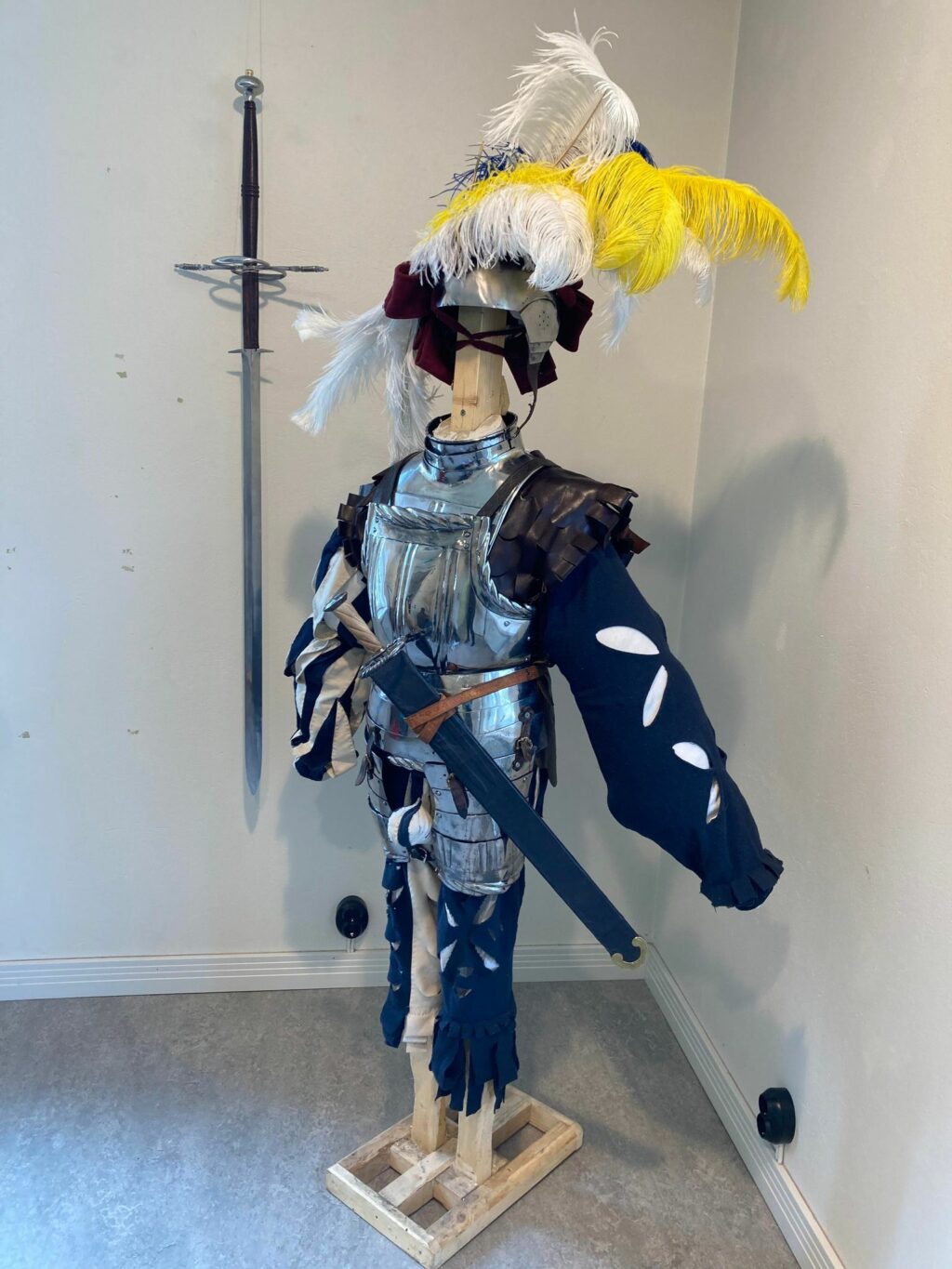 Landsknecht-palkkasotilaan haarniska on esillä Käsityömuseo Miilan teemanäyttelyssä.