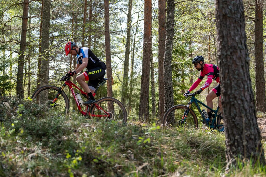 Kaksi maastopyöräilijää Helmi MTB -reitillä. Kuva: Jarmo Fredriksson