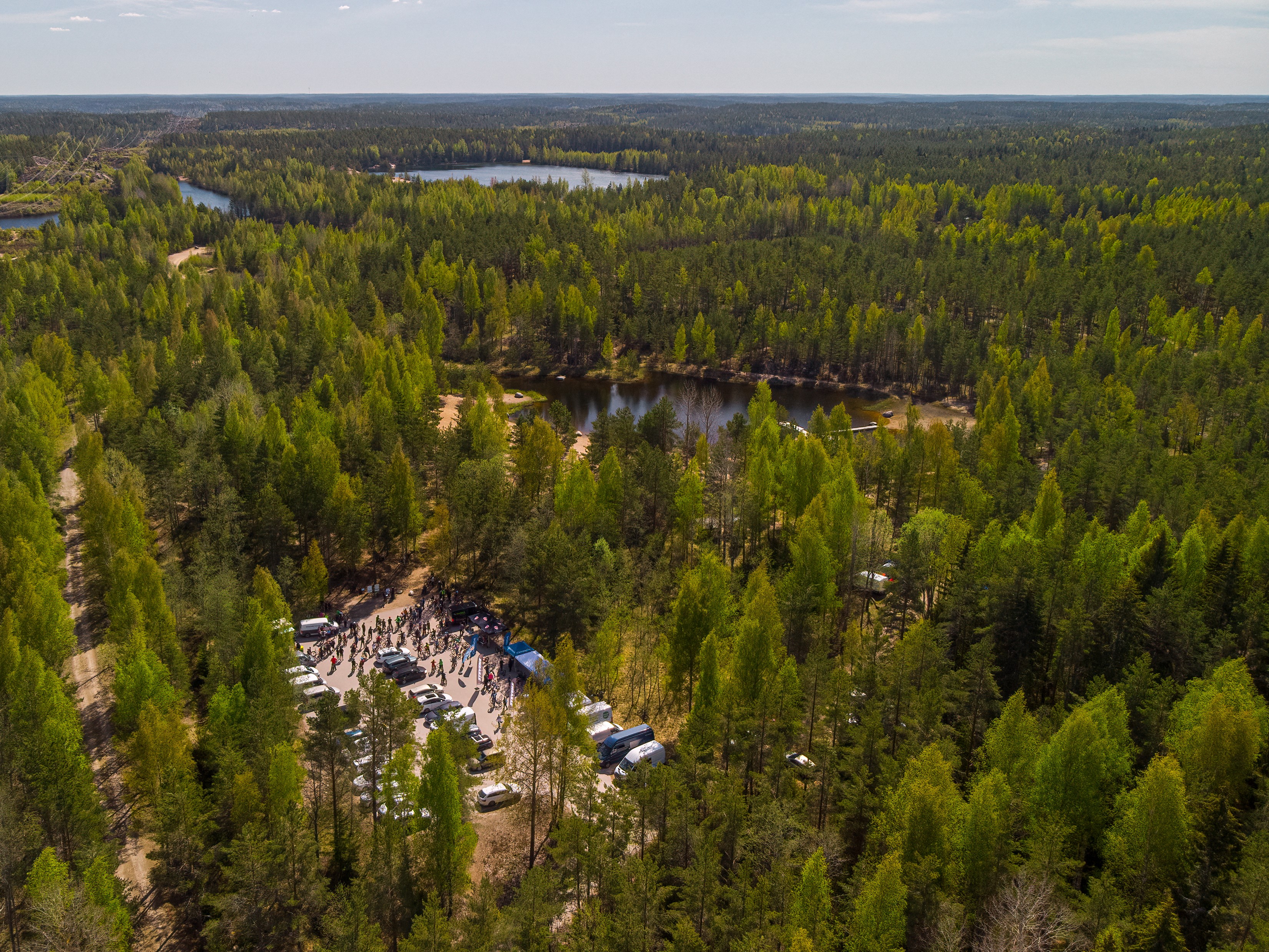 Ilmakuva, jossa näkyy Hiekkahelmen aluetta Helmi MTB -maastopyöräilyreitistön avakaispäivänä.