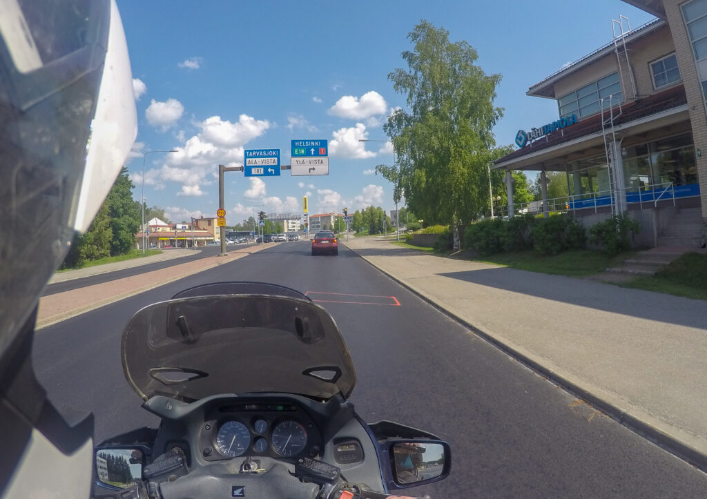 Moottoripyörän päältä otettu kuva Paimion liikennevaloristeyksestä.