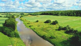 Oinilan jokipolku myötäilee pitkän matkaa Paimion joen vartta.