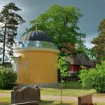 Jaakobin kirkko ja tapuli sekä sen edustalla Rehdinderin mausoleumi ja hautakiviä.