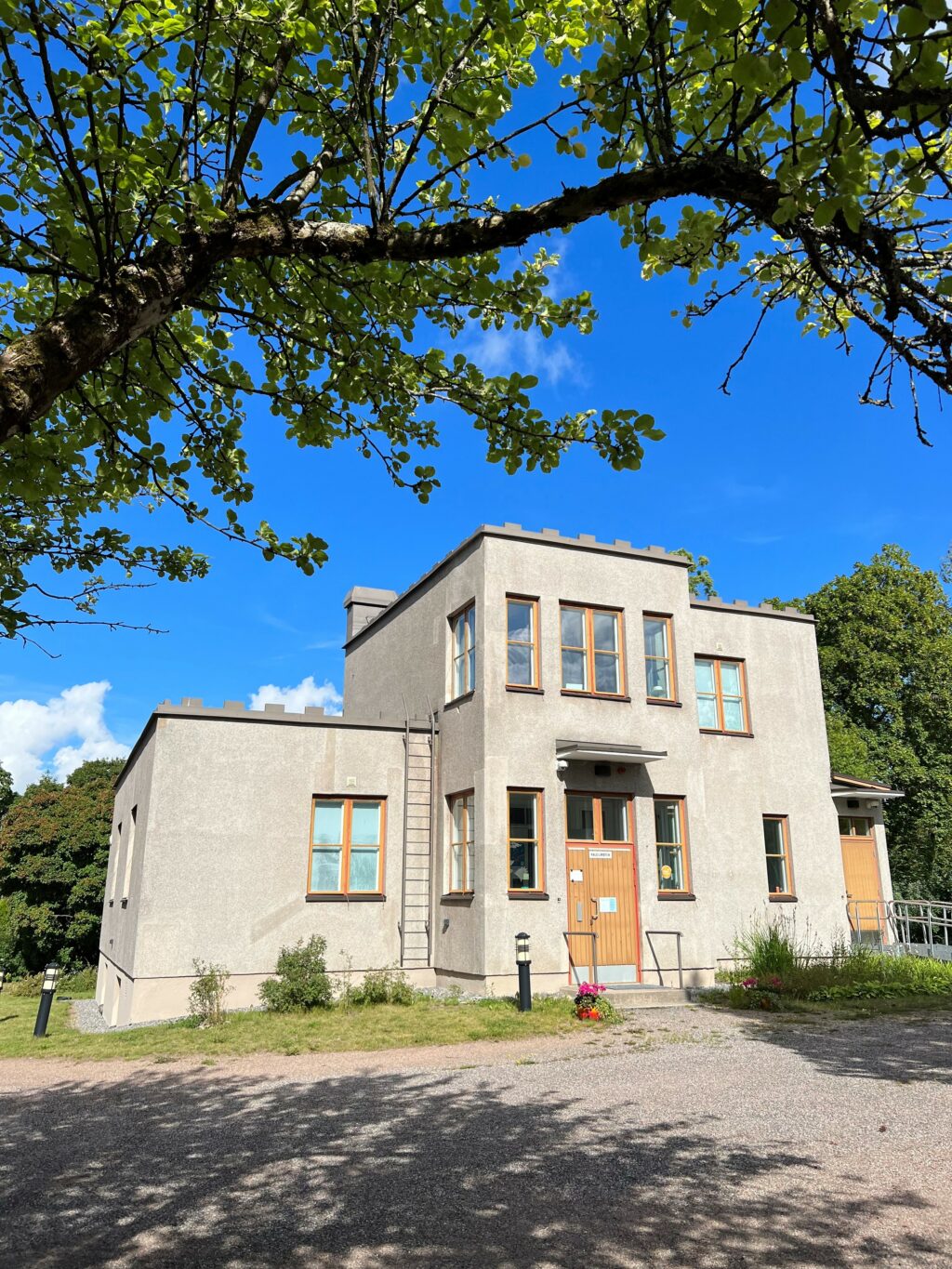 Käsityömuseo Miila sijaitsee Paimion keskustan funkkisrakennuksessa.