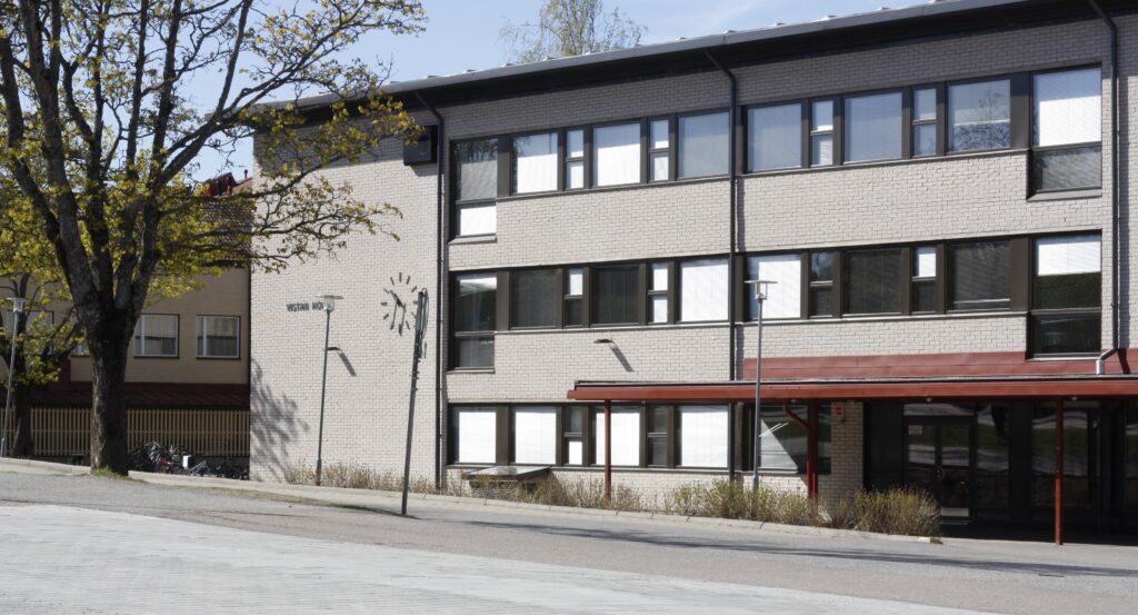 Yksi Vistan yhtenäiskoulun rakennuksista, jossa sijaitsee myös koulun ruokala, liikuntasali ja Uimahalli Solina.