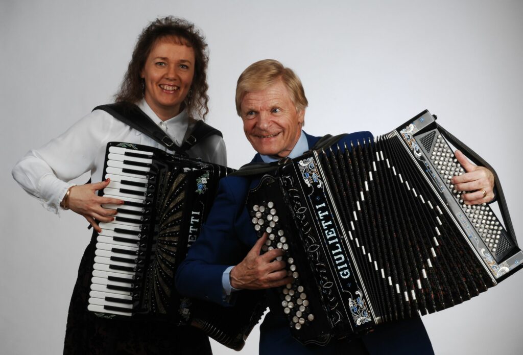 Carina Nordlund ja Veikko Ahvenainen harmonikkojen kanssa.