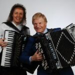 Carina Nordlund ja Veikko Ahvenainen harmonikkojen kanssa.