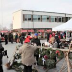 Ihmisiä ja myyntikojuja Paimion kaupungintalon edustalla joulumarkkinapäivänä.