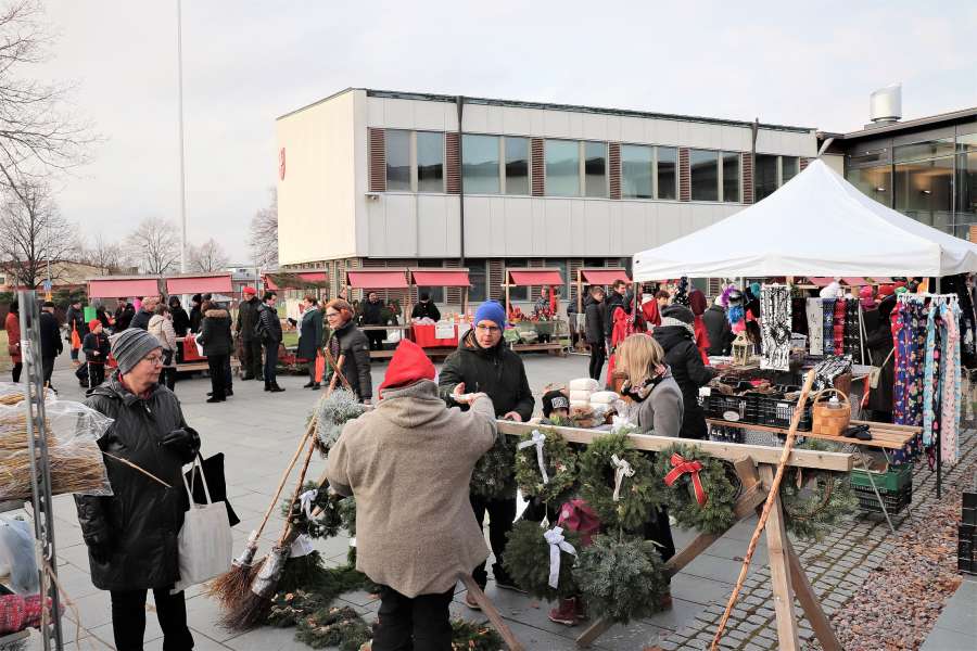 Ihmisiä ja myyntikojuja Paimion kaupungintalon edustalla joulumarkkinapäivänä.