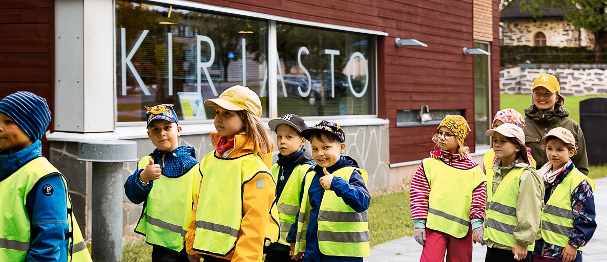 Barn på väg till bibliotek.